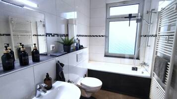 Haartrockner, Handtücher, Shampoo, Toilettenpapier