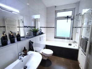 Hair dryer, towels, shampoo, toilet paper - City Apartment Mönchengladbach (Mönchengladbach)