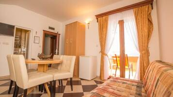 Lejlighed (One Bedroom Apartment with Balcony an) | Privat køkken | Køleskab