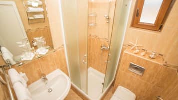 Lejlighed (Standard Triple Room) | Badeværelse | Bruser, håndklæder