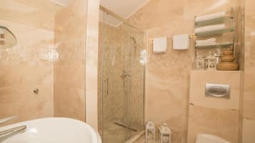 Apartamento (One Bedroom Apartment with Balcony an) | Banheiro | Chuveiro, toalhas de banho