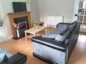 Living area - Stylish 2-bed Home With Parking in Central Notts (Nottingham)