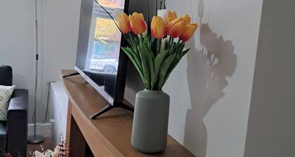 2 Bed Home - Parking, Wifi, Smart Tv