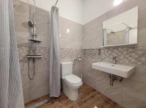 House (Four Bedroom Holiday Home with Terrac) | Bathroom