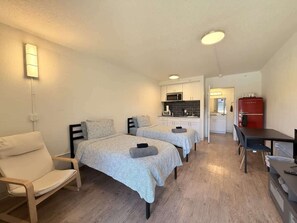 Iron/ironing board, WiFi, bed sheets - [21] ATX Studio: 2 Twins, Access to Gym & Laundry (Austin)