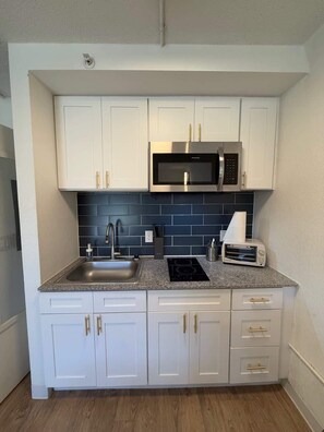 Fridge, microwave, coffee/tea maker, cookware/dishes/utensils - [07] ATX Studio: 1 Queen, Access to Gym & Laundry (Austin)