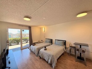 Iron/ironing board, WiFi, bed sheets - [33] ATX Studio: 2 Twin Beds, Pool, Gym & Dog Park (Austin)