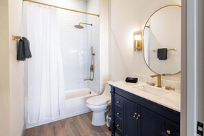 Shower, hair dryer, shampoo - [R13] 2BD/2.5BA Condo. Brand New, Furnished & Work-Ready! (Austin)