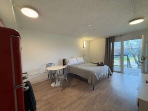 Iron/ironing board, WiFi, bed sheets - [10] ATX Studio: 1 Queen, Courtyard View (Austin)