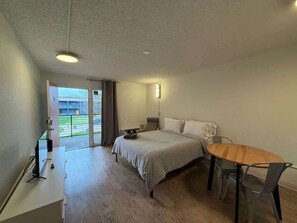 Iron/ironing board, WiFi, bed sheets - [12] ATX Studio: 1 Queen, Courtyard View (Austin)