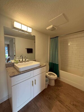 Shower, hair dryer, shampoo - [05] ATX Studio: 1 Queen, Dog Park, Laundry Access (Austin)