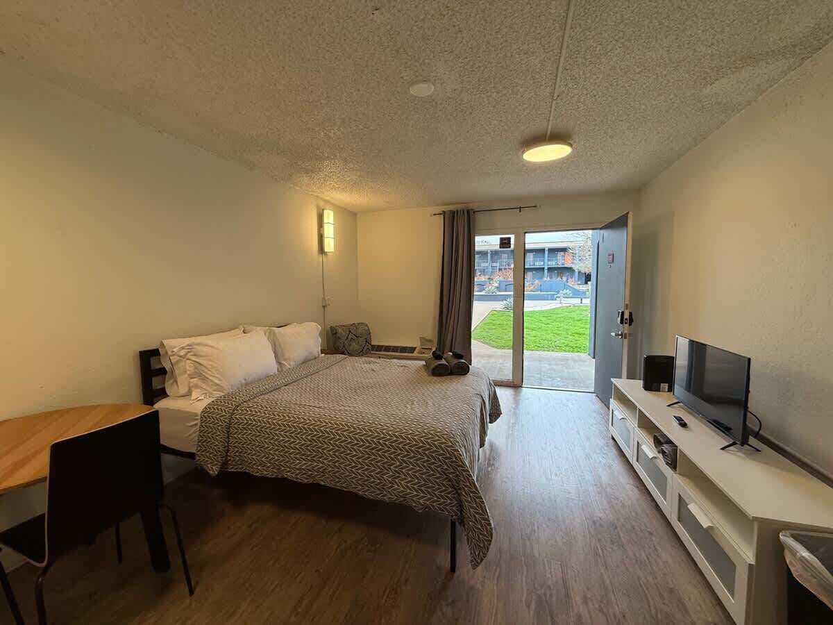 Iron/ironing board, WiFi, bed sheets