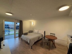 Iron/ironing board, WiFi, bed sheets - [04] ATX Studio: 1 Queen, Dog Park, Laundry Access (Austin)