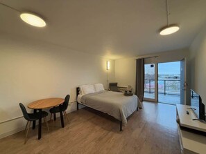 Iron/ironing board, WiFi, bed sheets - [48] ATX Studio: 1 Queen, Access to Gym & Laundry (Austin)
