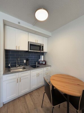 Fridge, microwave, coffee/tea maker, cookware/dishes/utensils - [19] ATX Studio: 1 Queen, Access to Gym & Laundry (Austin)