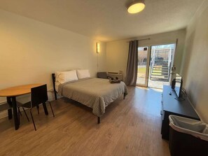 Iron/ironing board, WiFi, bed sheets - [11] ATX Studio: 1 Queen, Access to Gym & Laundry (Austin)