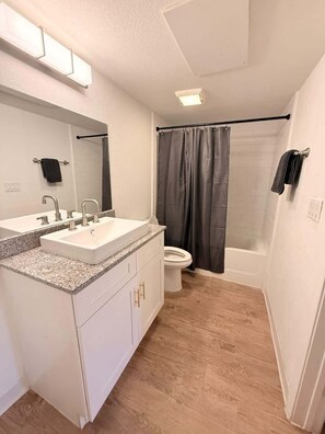 Shower - [09] ATX Studio: 3 Twins, Sleeps 3 (Austin)