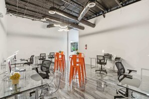 Dining - [27] ATX Studio: 2 Twin Beds, Pool, Gym & Dog Park (Austin)