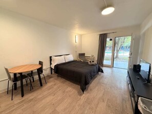 Iron/ironing board, WiFi, bed sheets - [15] ATX Studio: 1 Queen, Access to Gym & Laundry (Austin)