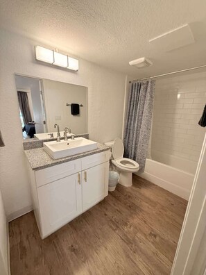Shower, hair dryer, shampoo - [15] ATX Studio: 1 Queen, Access to Gym & Laundry (Austin)