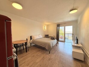 Iron/ironing board, WiFi, bed sheets - [36] ATX Studio: 1 Queen, Access to Gym & Laundry (Austin)
