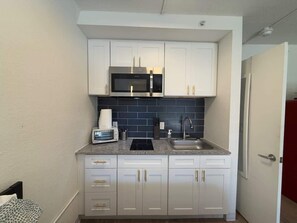 Fridge, microwave, coffee/tea maker, cookware/dishes/utensils - [09] ATX Studio: 3 Twins, Access to Gym & Laundry (Austin)