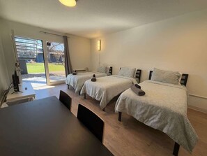 Iron/ironing board, WiFi, bed sheets - [09] ATX Studio: 3 Twins, Access to Gym & Laundry (Austin)