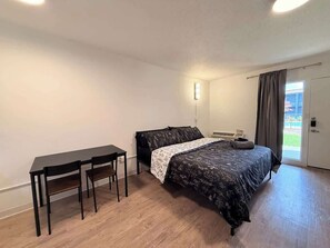 Iron/ironing board, WiFi, bed sheets - [23] ATX Studio: King Bed, Access to Gym & Laundry (Austin)