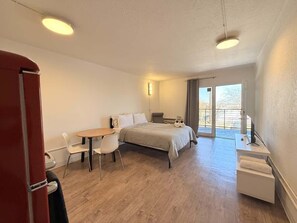 Iron/ironing board, WiFi, bed sheets - [52] ATX Studio: 1 Queen, Access to Gym & Laundry (Austin)