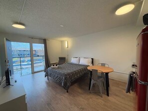 Tabla de planchar con plancha, wifi y ropa de cama