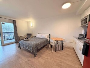 Tabla de planchar con plancha, wifi y ropa de cama 
