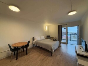 Iron/ironing board, WiFi, bed sheets - [40] ATX Studio: 1 Queen, Sleeps 2 (Austin)