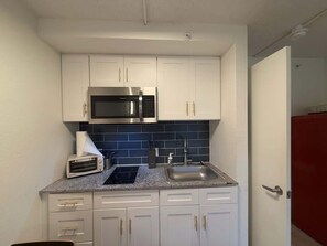 Refrigerador, microondas, cafetera y tetera y utensilios de cocina 