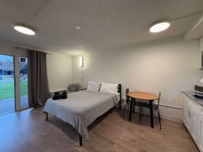 Tabla de planchar con plancha, wifi y ropa de cama 