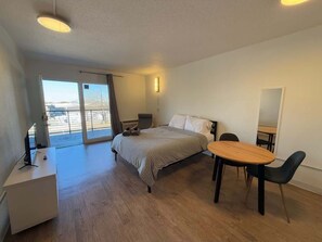 Iron/ironing board, WiFi, bed sheets - [42] ATX Studio: 1 Queen, Access to Gym & Laundry (Austin)