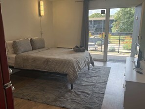 Tabla de planchar con plancha, wifi, ropa de cama