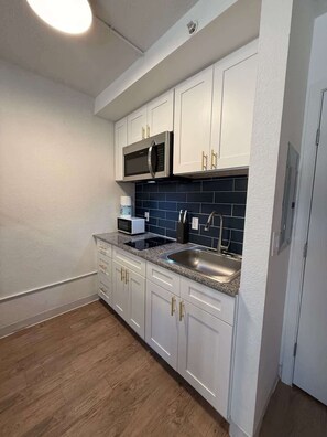 Fridge, microwave, coffee/tea maker, cookware/dishes/utensils - [05] ATX Studio: 2 Bunk Beds, Sleeps 4 (Austin)