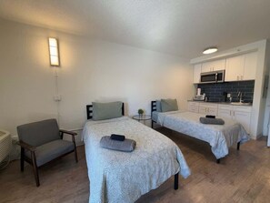 Spa - [13] ATX Studio: 2 Twins, Access to Gym & Laundry (Austin)