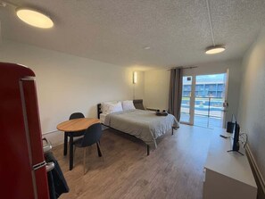 Iron/ironing board, WiFi, bed sheets - [06] ATX Studio: 1 Queen, Dog Park, Laundry Access (Austin)