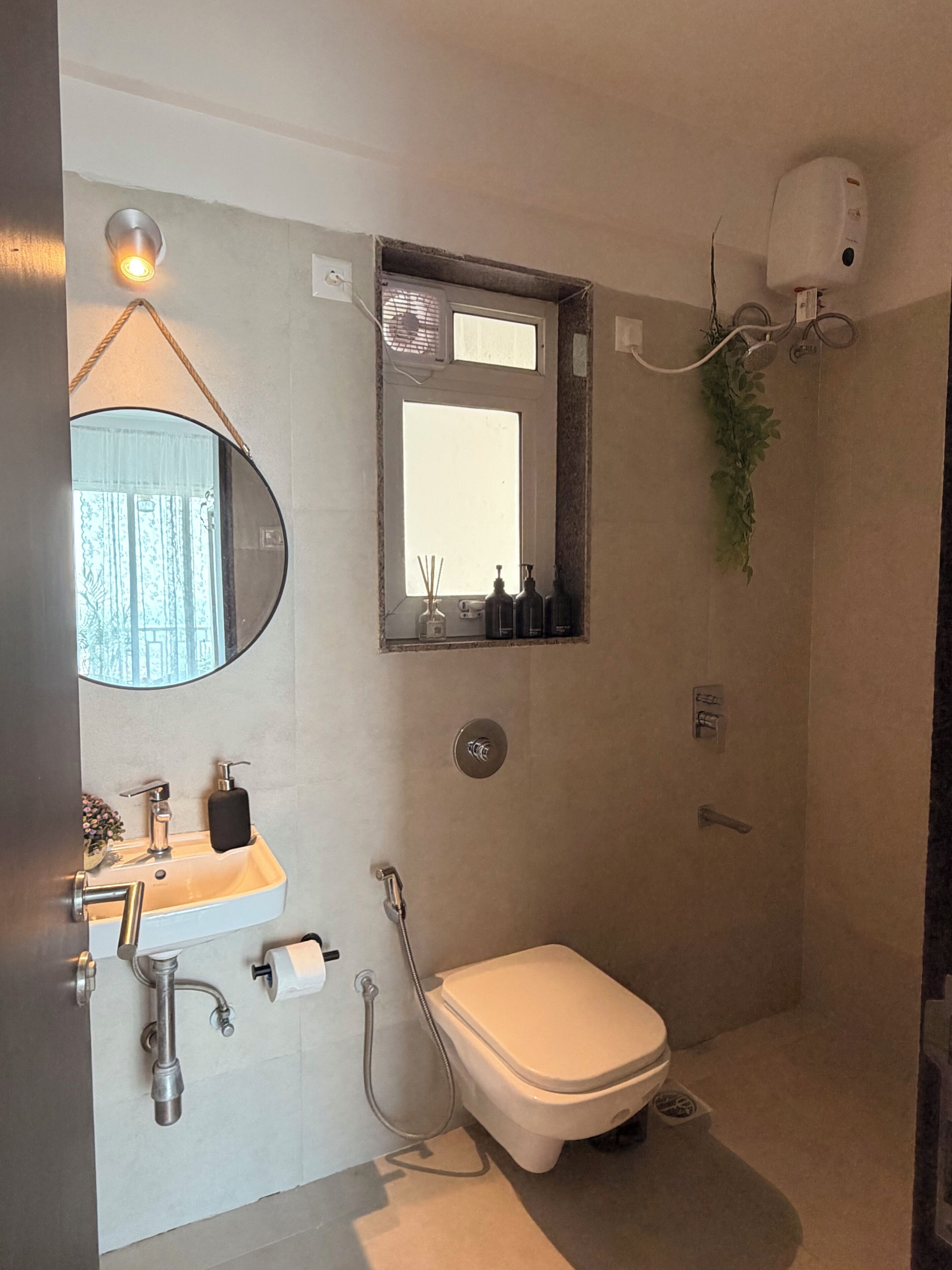 Douche, sèche-cheveux, serviettes fournies, savon