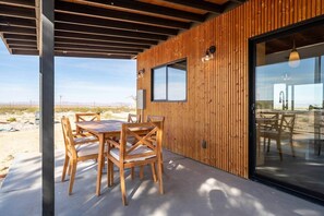 Outdoor dining - Modern on Mars | NEWLY REMODELED | SPA | Fire-pit (San Bernardino County)