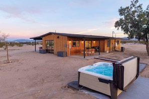 Terrace/patio - Modern on Mars | NEWLY REMODELED | SPA | Fire-pit (San Bernardino County)