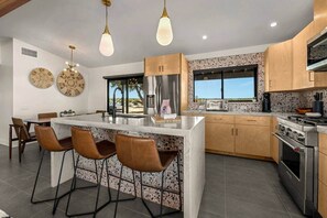 Fridge, microwave, oven, stovetop - Modern on Mars | NEWLY REMODELED | SPA | Fire-pit (San Bernardino County)