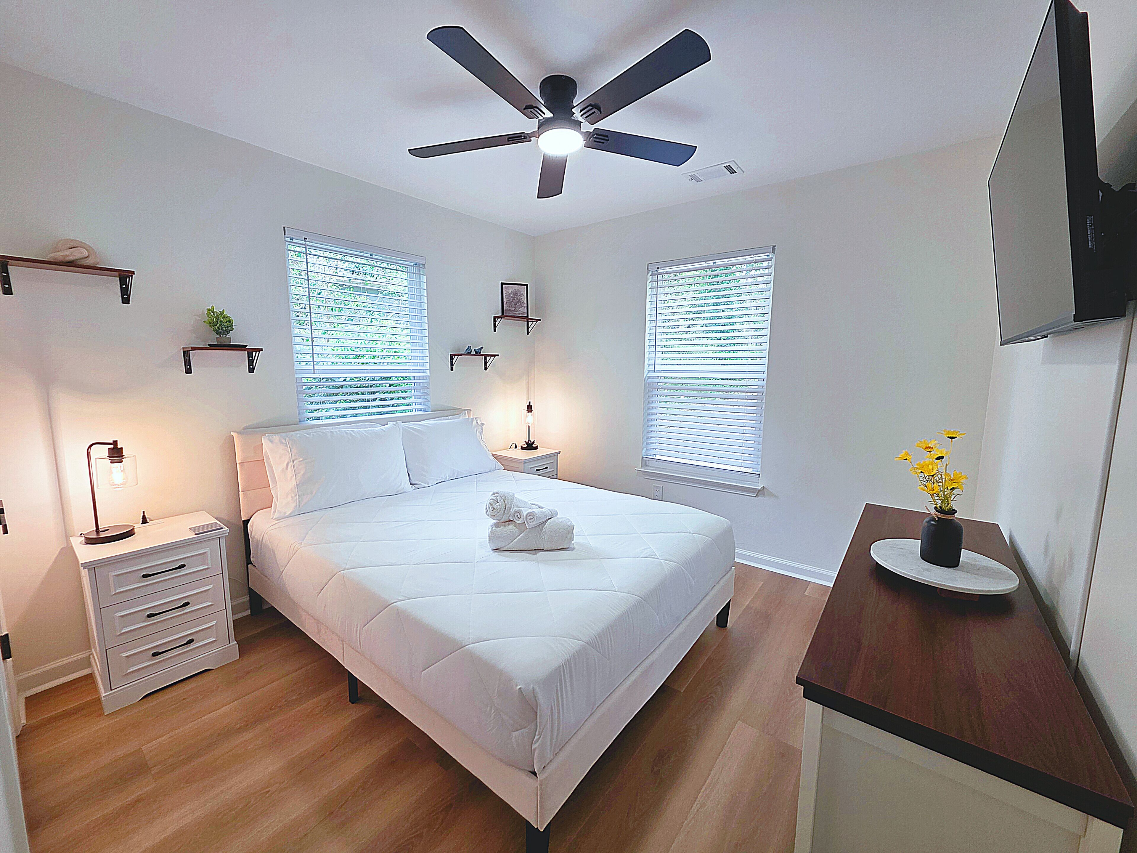 3 habitaciones, escritorio, tabla de planchar con plancha y wifi gratis 