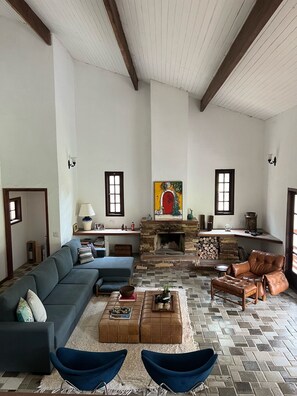 Smart TV, fireplace, table tennis
