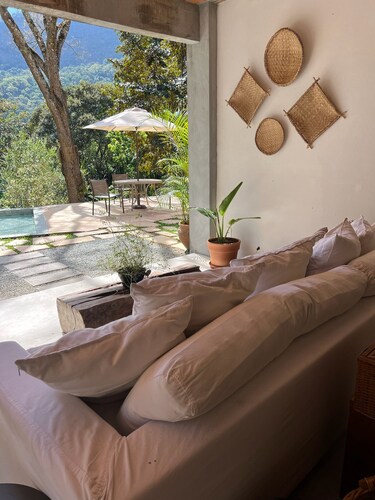 Beautiful 500m² country house for seasonal rental in Secretário.
