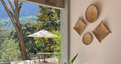 Beautiful 500m² country house for seasonal rental in Secretário.