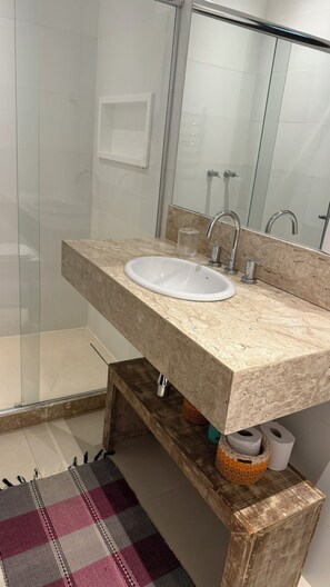 Dusche, Haartrockner, Handtücher, Toilettenpapier
