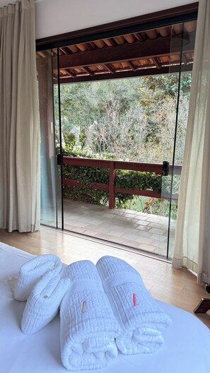 6 bedrooms, desk, iron/ironing board, free WiFi