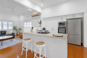 Private kitchen - Tropic Rise Steps to the Cairns Esplanade and Dining (Cairns North)